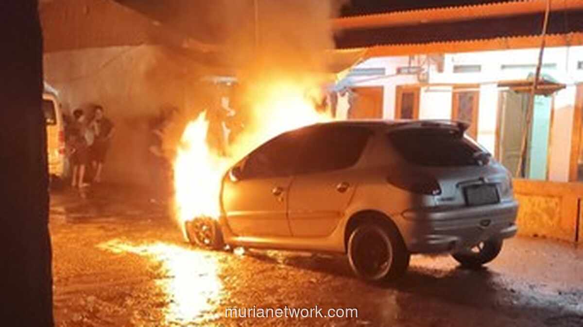 Mobil Hangus Terbakar di Lapangan Parkir Citeureup Diduga Akibat Korsleting