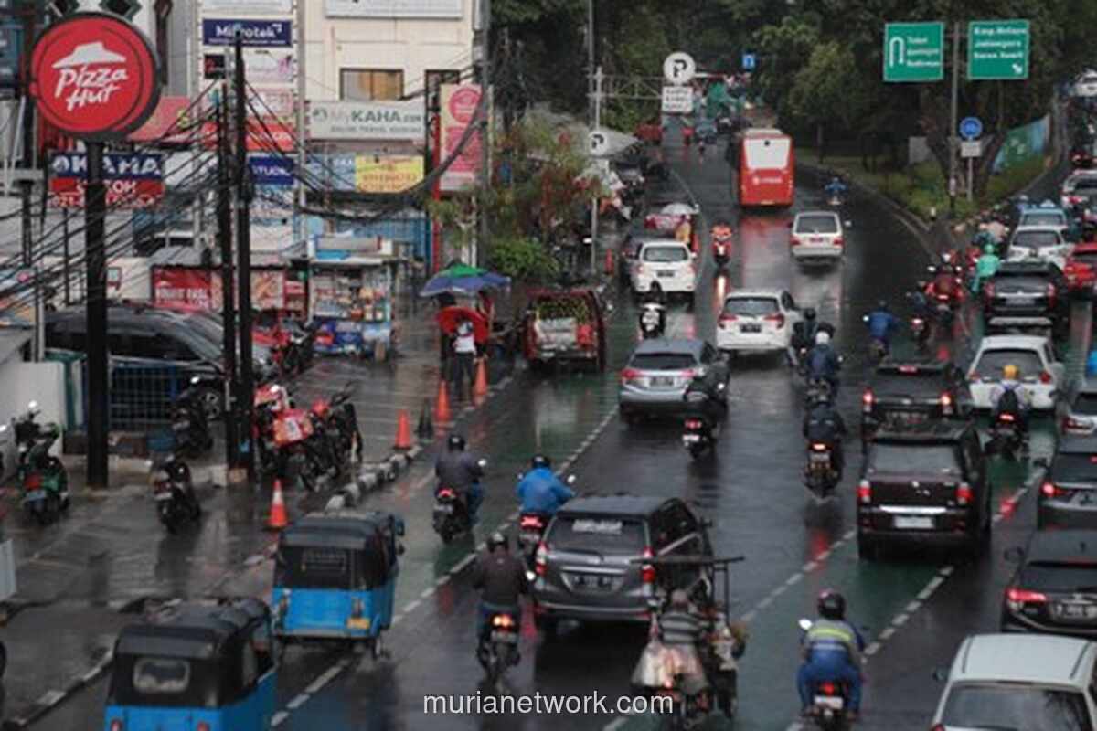 Hujan Ringan Guyur Jakarta Sepanjang Hari, Warga Diminta Waspada