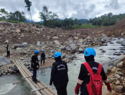 Di Balik Puing Agam: Sebuah Perjalanan Menemukan Makna Sejati Kemanusiaan