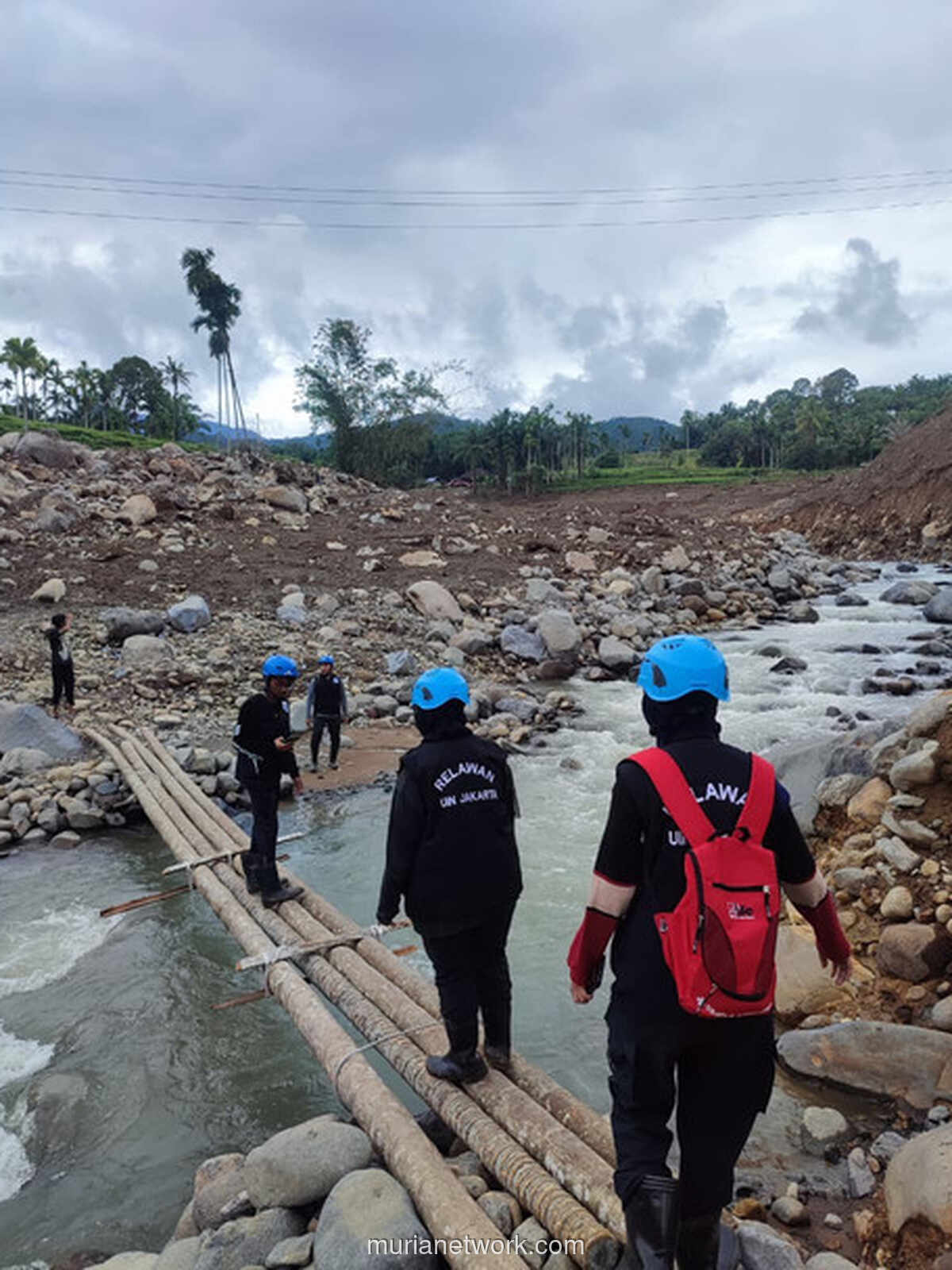 Di Balik Puing Agam: Sebuah Perjalanan Menemukan Makna Sejati Kemanusiaan
