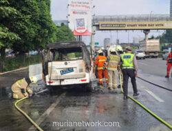 Mobil Listrik DFSK Hangus Terbakar di Tengah Kemacetan Tol JORR
