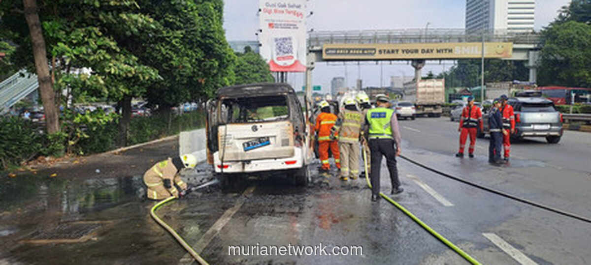 Mobil Listrik DFSK Hangus Terbakar di Tengah Kemacetan Tol JORR
