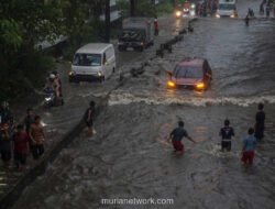 Ratusan Lingkungan di Jakarta Masih Tergenang, Aktivitas Lumpuh