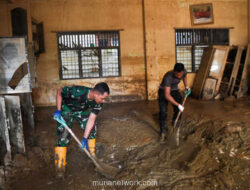 Gotong Royong TNI dan Taruna Pulihkan Sekolah yang Terendam Banjir
