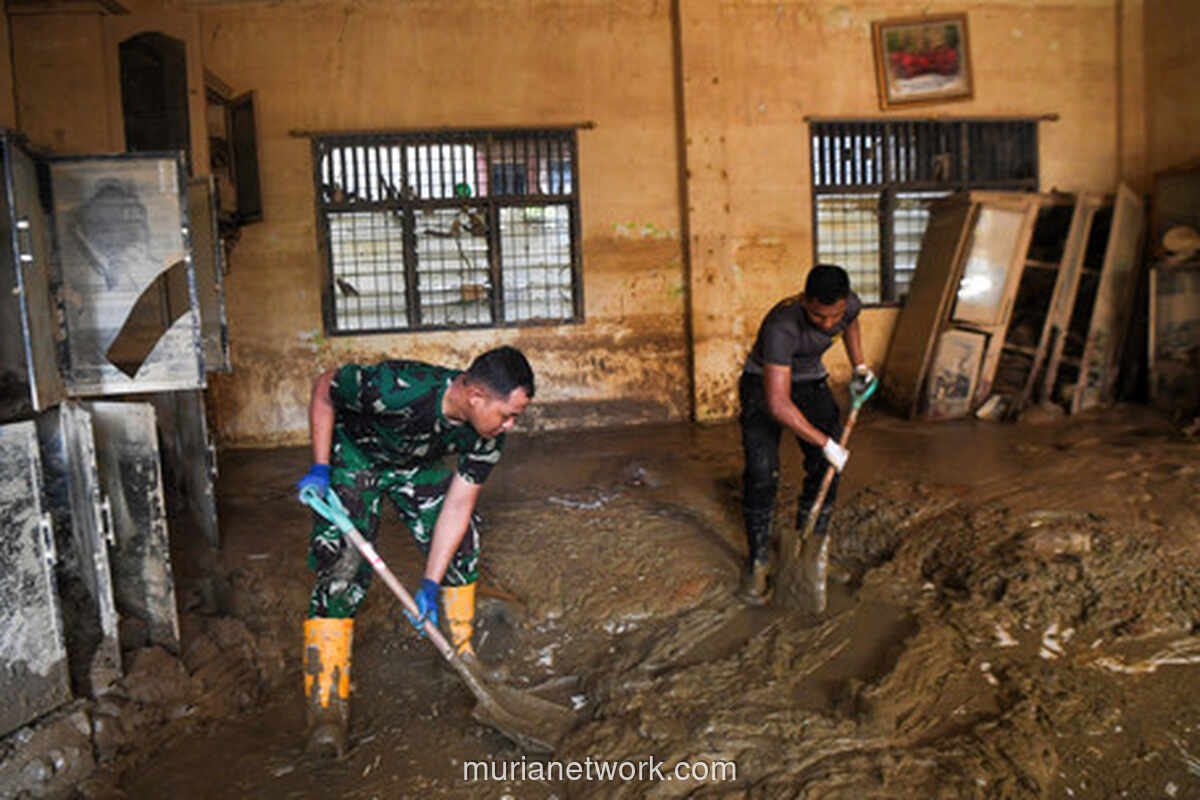 Gotong Royong TNI dan Taruna Pulihkan Sekolah yang Terendam Banjir