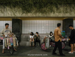 Setiap Gerimis, Harapan Tetap Dikayuh: Kisah Pedagang Kopi Keliling Ibu Kota