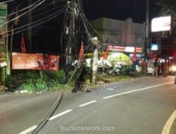 Truk Tersangkut Kabel, Jalan Menjangan Raya Lumpuh Total