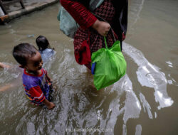 Jakarta Terendam: Kisah Gerobak Penyelamat hingga Duka di Balik Genangan