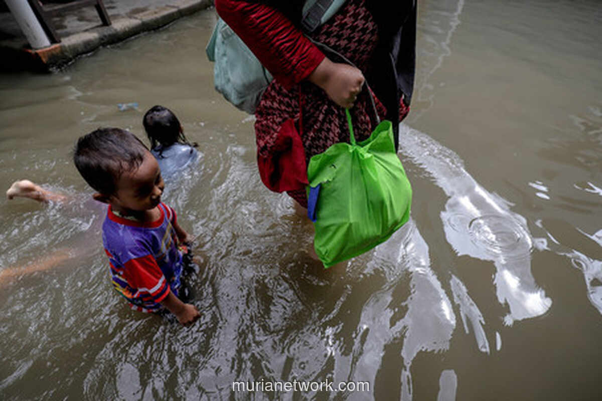 Jakarta Terendam: Kisah Gerobak Penyelamat hingga Duka di Balik Genangan