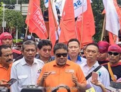 Buruh Jakarta Geruduk Jalan, Tuntut UMP 2026 Naik Setara Karawang