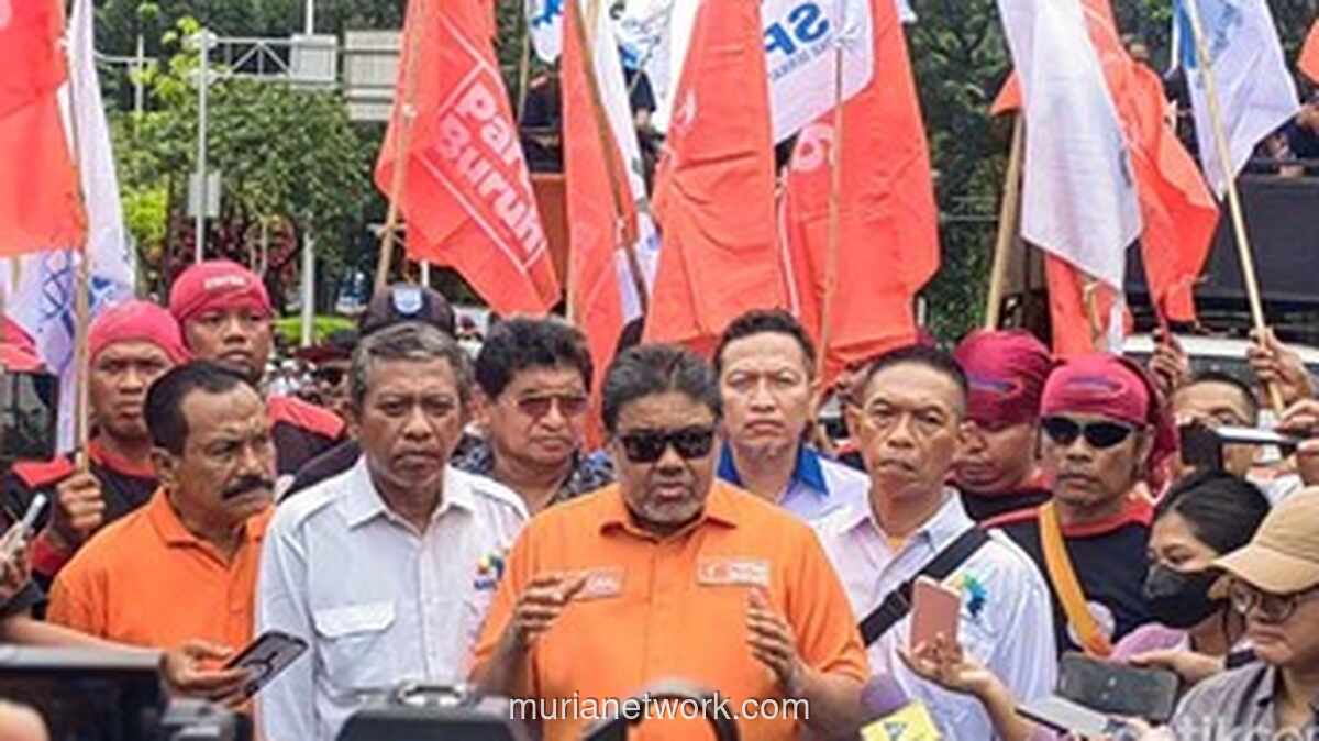 Buruh Jakarta Geruduk Jalan, Tuntut UMP 2026 Naik Setara Karawang