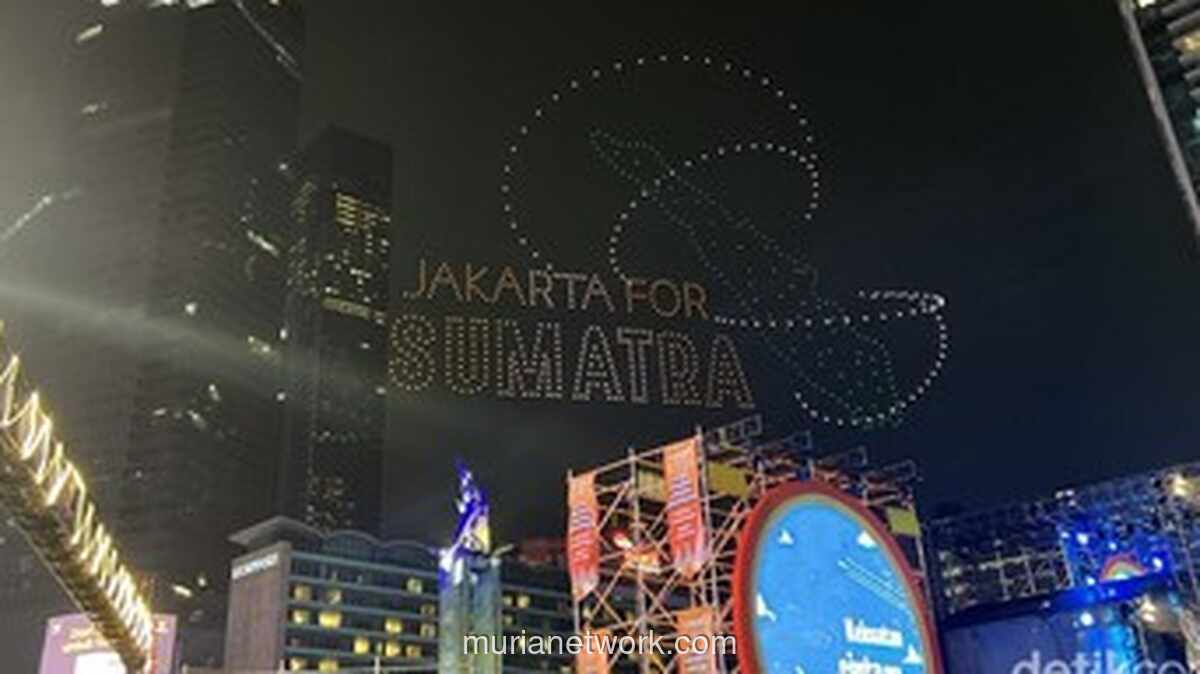 Malam Khidmat di Bundaran HI: Drone dan Dukungan untuk Sumatera Gantikan Kembang Api
