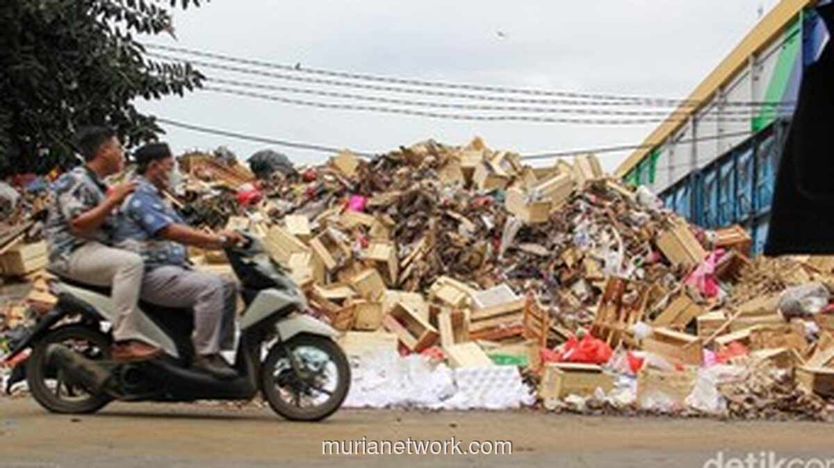 Gunungan Sampah di Pasar Induk Kramat Jati Mulai Dikeruk, Ditargetkan Rampung dalam Lima Hari