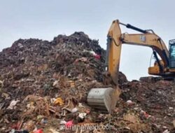 Warga Kramat Jati Berperang dengan Bau Busuk Sampah Pasar Induk