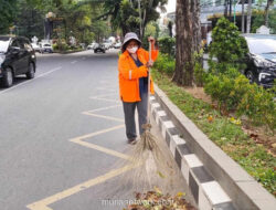 Dari Sapu Jalanan ke Sarjana: Perjuangan Ulina Mengantar Anak ke Kampus