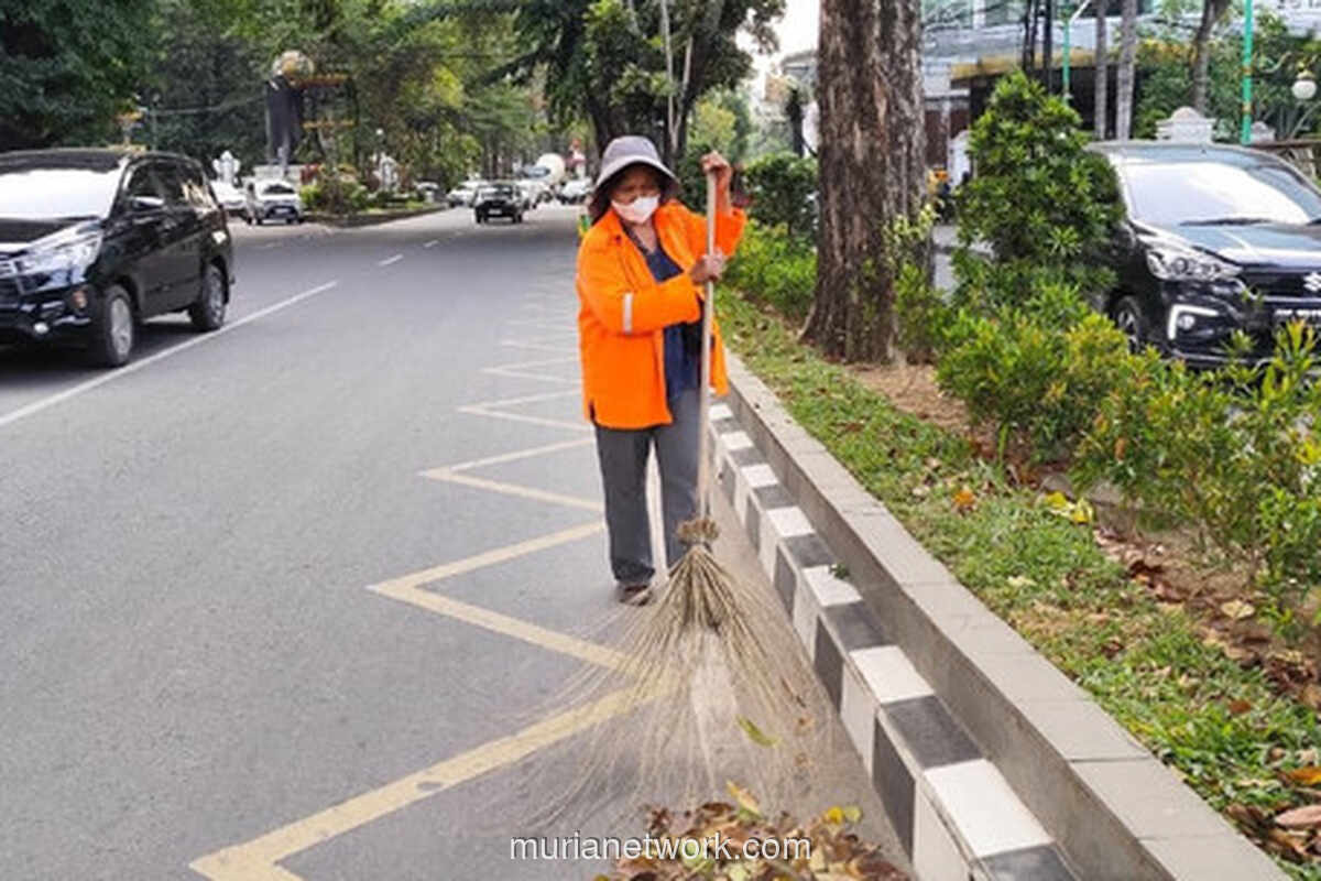 Dari Sapu Jalanan ke Sarjana: Perjuangan Ulina Mengantar Anak ke Kampus