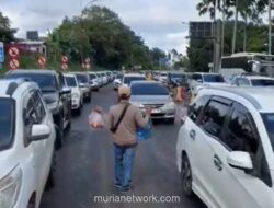 Lautan Kendaraan Serbu Puncak, Polisi Terapkan Rekayasa One Way