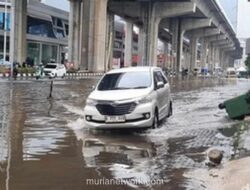 Warga Kelapa Gading Berlega Hati: Banjir Tahun Ini Cuma Sampai Betis