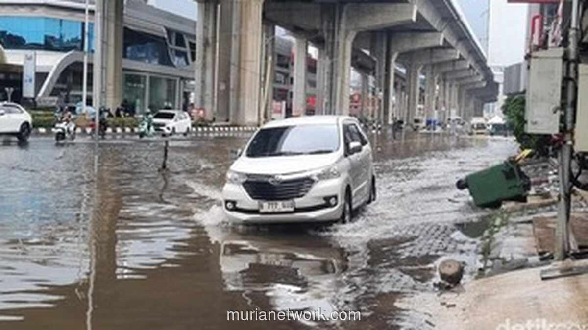 Warga Kelapa Gading Berlega Hati: Banjir Tahun Ini Cuma Sampai Betis