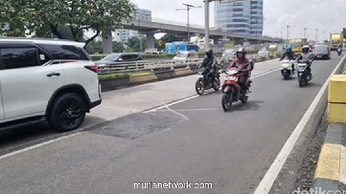 Lubang di Turunan Flyover Pancoran Ditambal, Masalah Drainase Masih Menganga