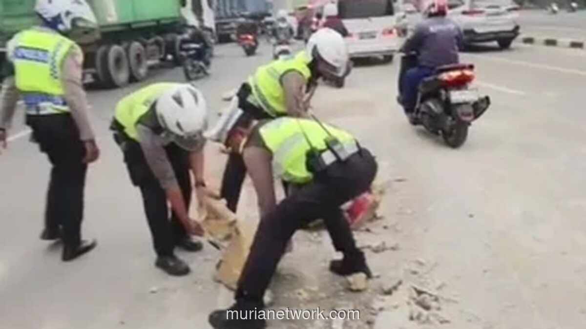 Mobil SUV Hajar Pembatas Jalan, Arus Tol Bekasi Barat Lumpuh Dini Hari