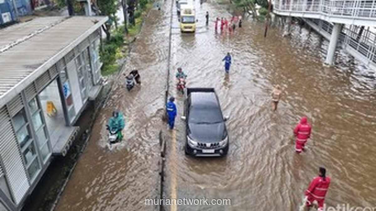 Daan Mogot Lumpuh Lagi, Genangan 30 Cm Picu Antrean 5,5 Km