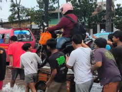 Banjir Daan Mogot, Gerobak Kayu Jadi Taksi Motor