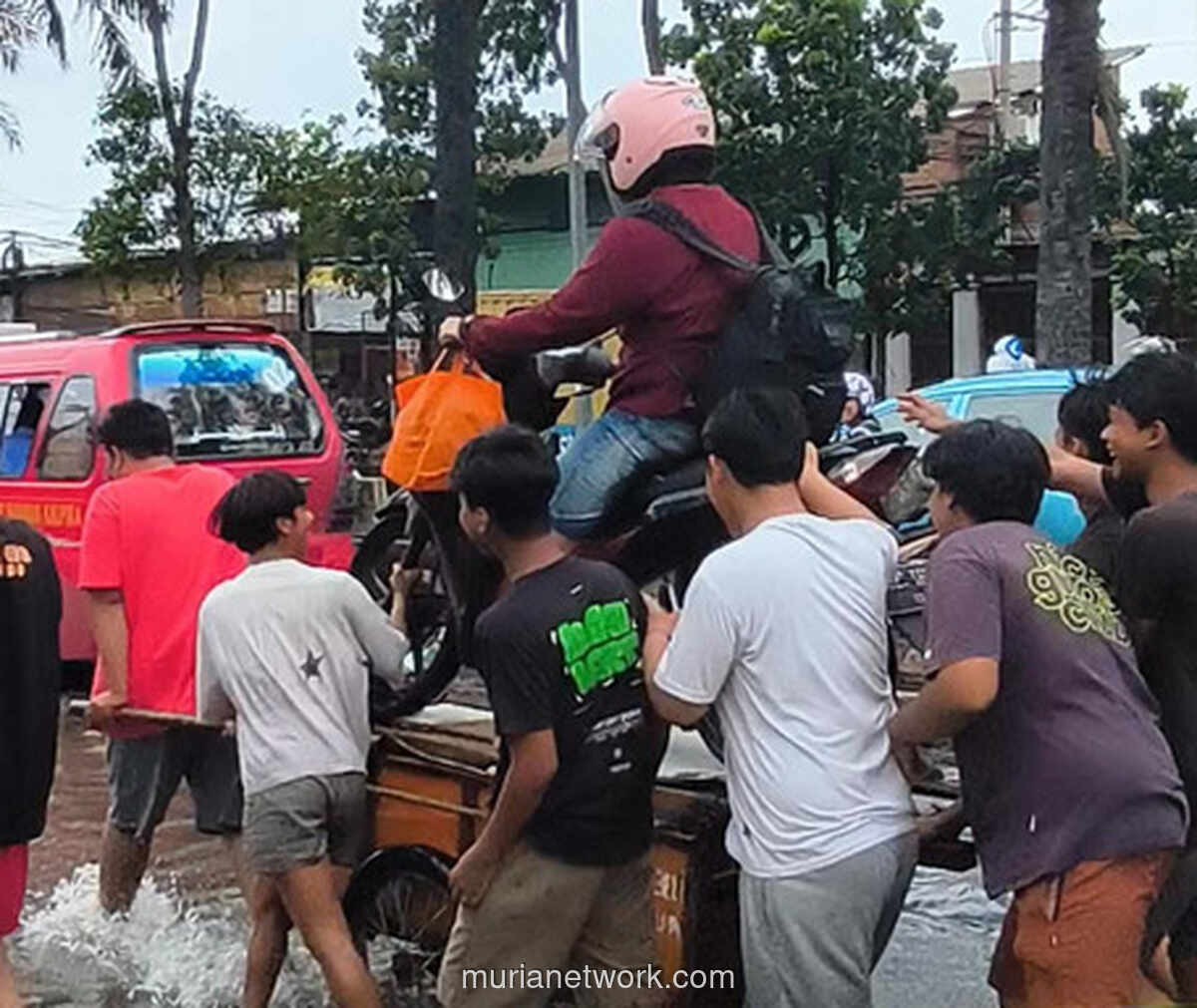 Banjir Daan Mogot, Gerobak Kayu Jadi Taksi Motor