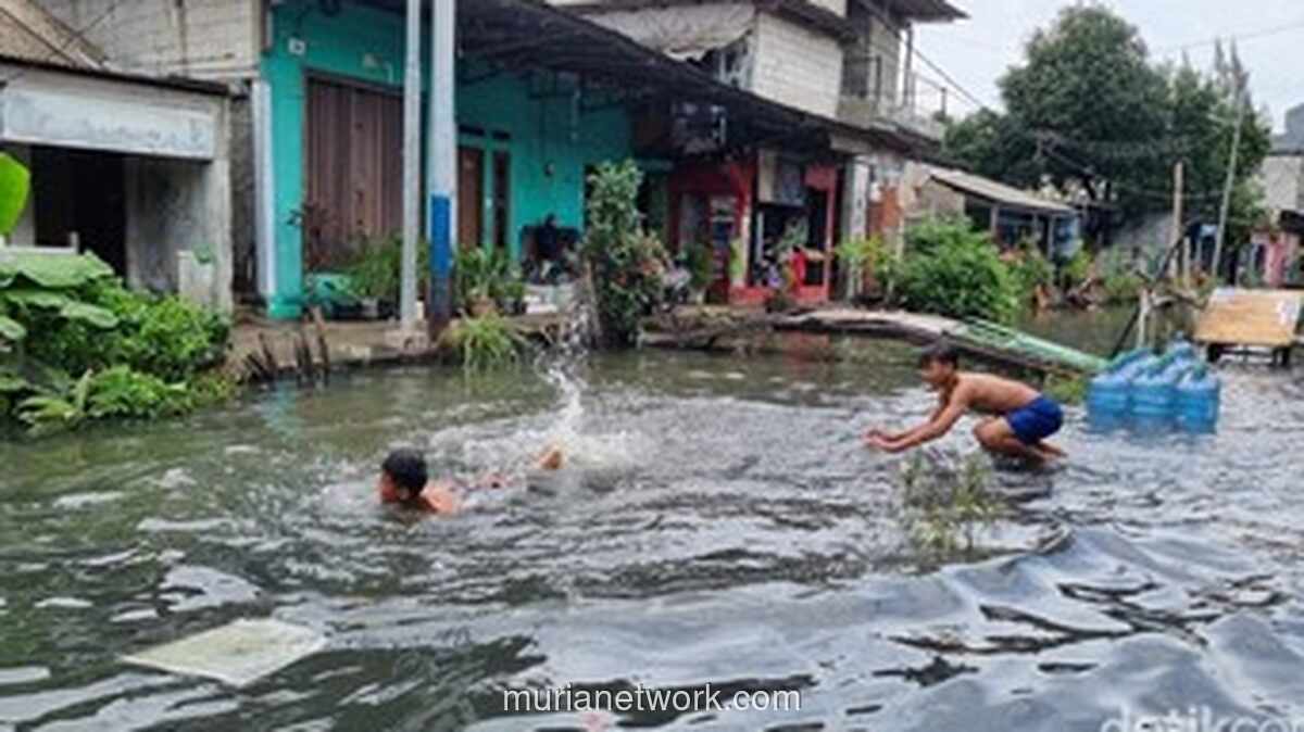 Di Tengah Genangan, Warga Pegangsaan Dua Temukan Cara Tak Biasa Hadapi Banjir