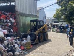 Gunungan Sampah Depok Meluber ke Jalan, DLHK Sebut TPA dan Armada Bermasalah