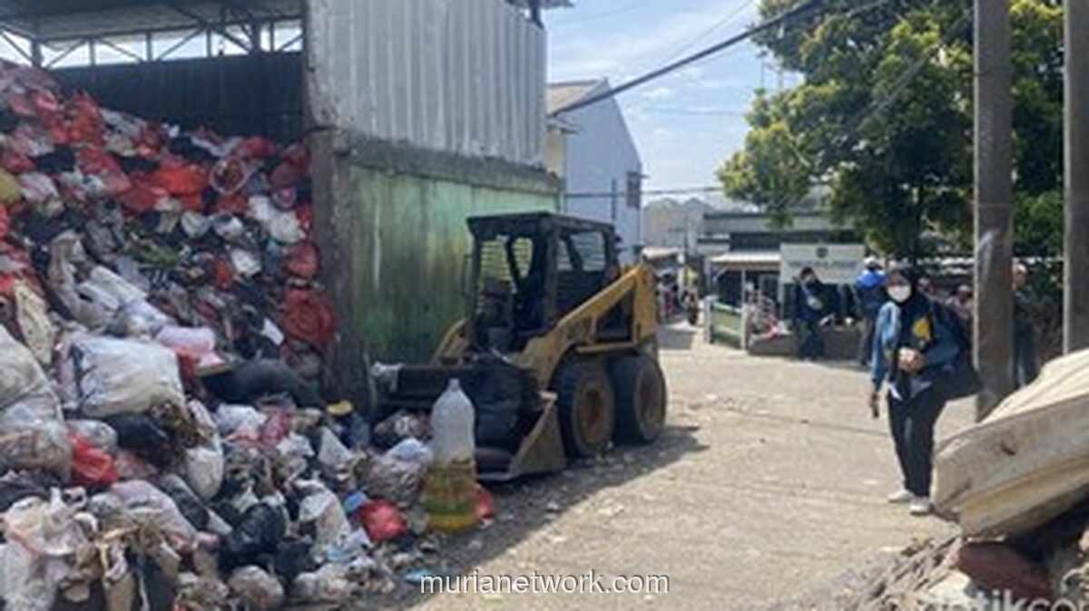 Gunungan Sampah Depok Meluber ke Jalan, DLHK Sebut TPA dan Armada Bermasalah