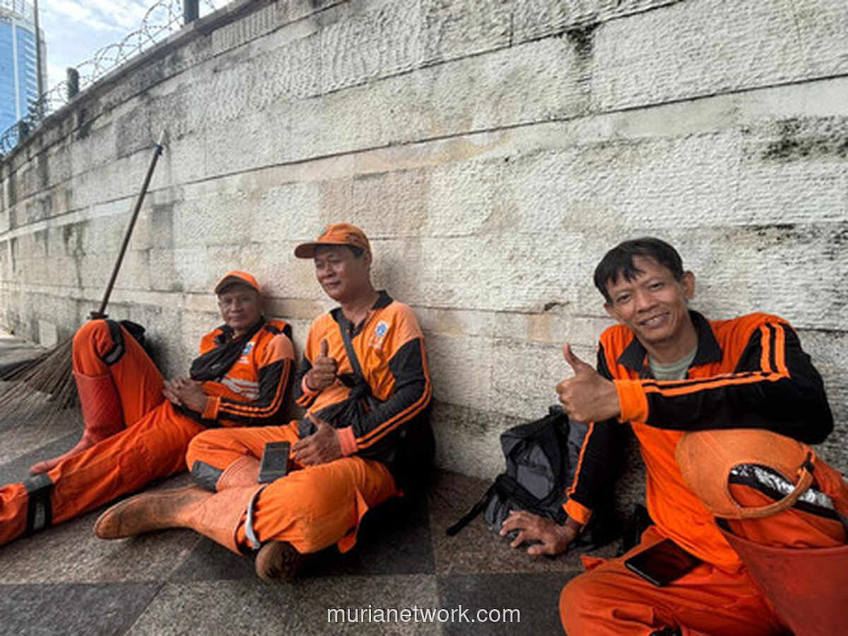 Di Balik Sapuan Pagi: Kisah Petugas PPSU yang Bekerja dengan Perut Kosong