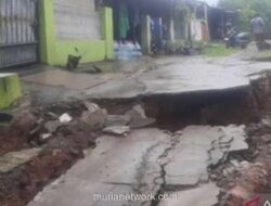 Longsor Guncang Perumahan Cikarang, Jalan Terputus dan Rumah Retak Menganga