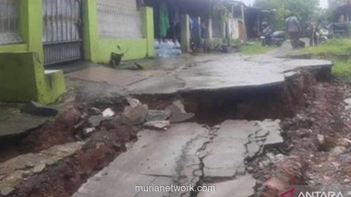 Longsor Guncang Perumahan Cikarang, Jalan Terputus dan Rumah Retak Menganga