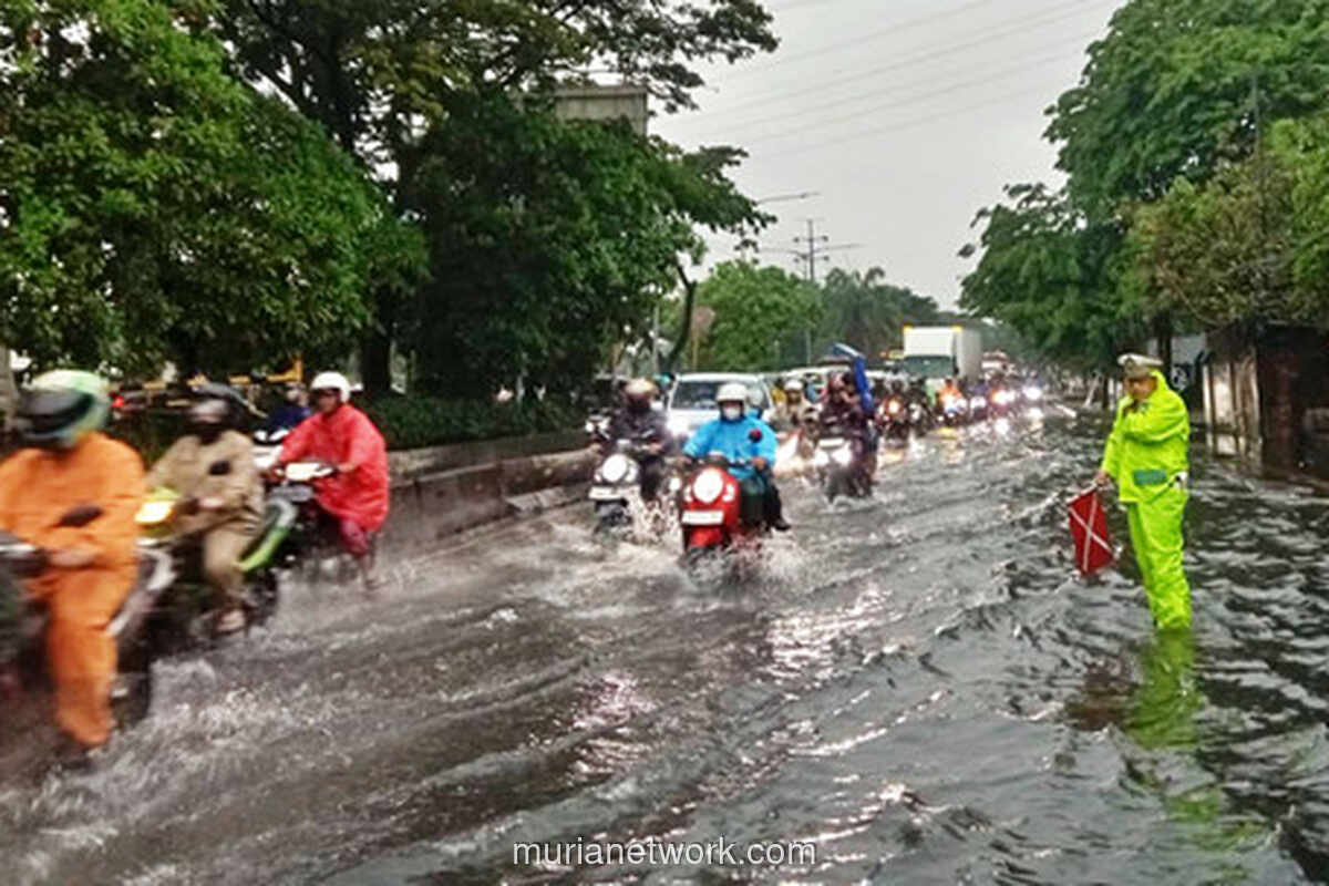 Daan Mogot Tergenang, Lalu Lintas Jakarta Barat Tersendat