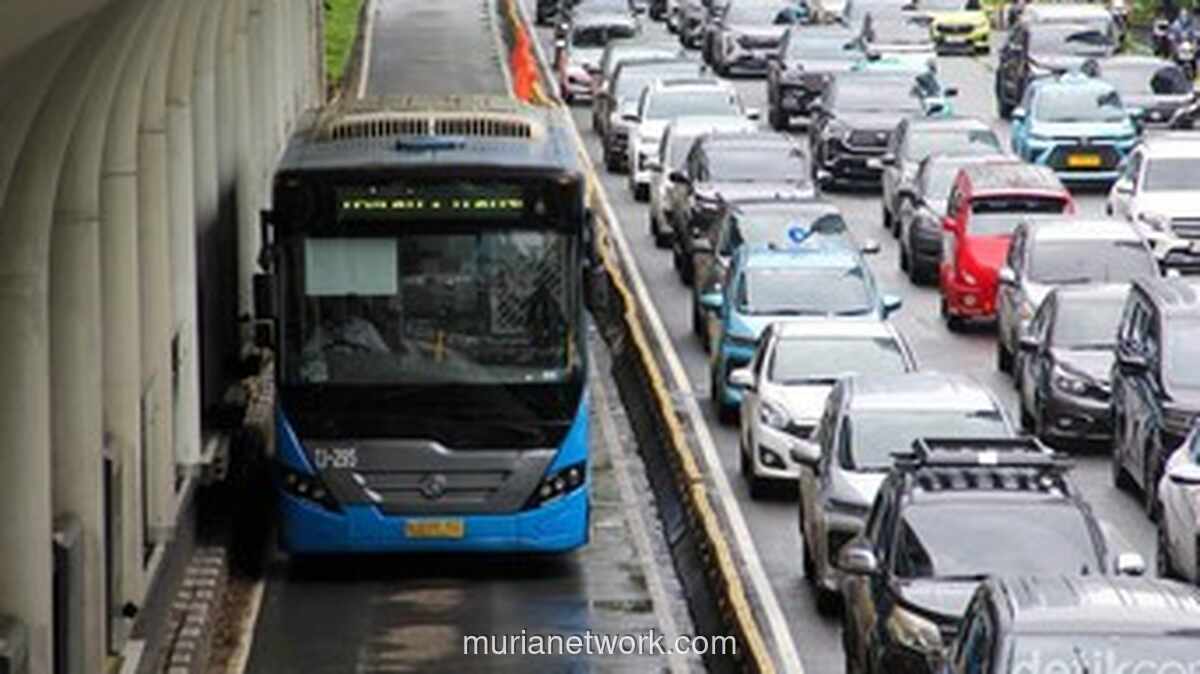Video Aksi Cabul di Bus Transjakarta Bikin Penumpang Geram, Dua Pelaku Diamankan