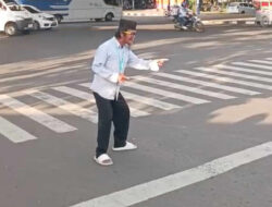 Di Balik Goyangan dan Lagu, Kisah Abah Rudi Bertahan Hidup di Simpang Dago