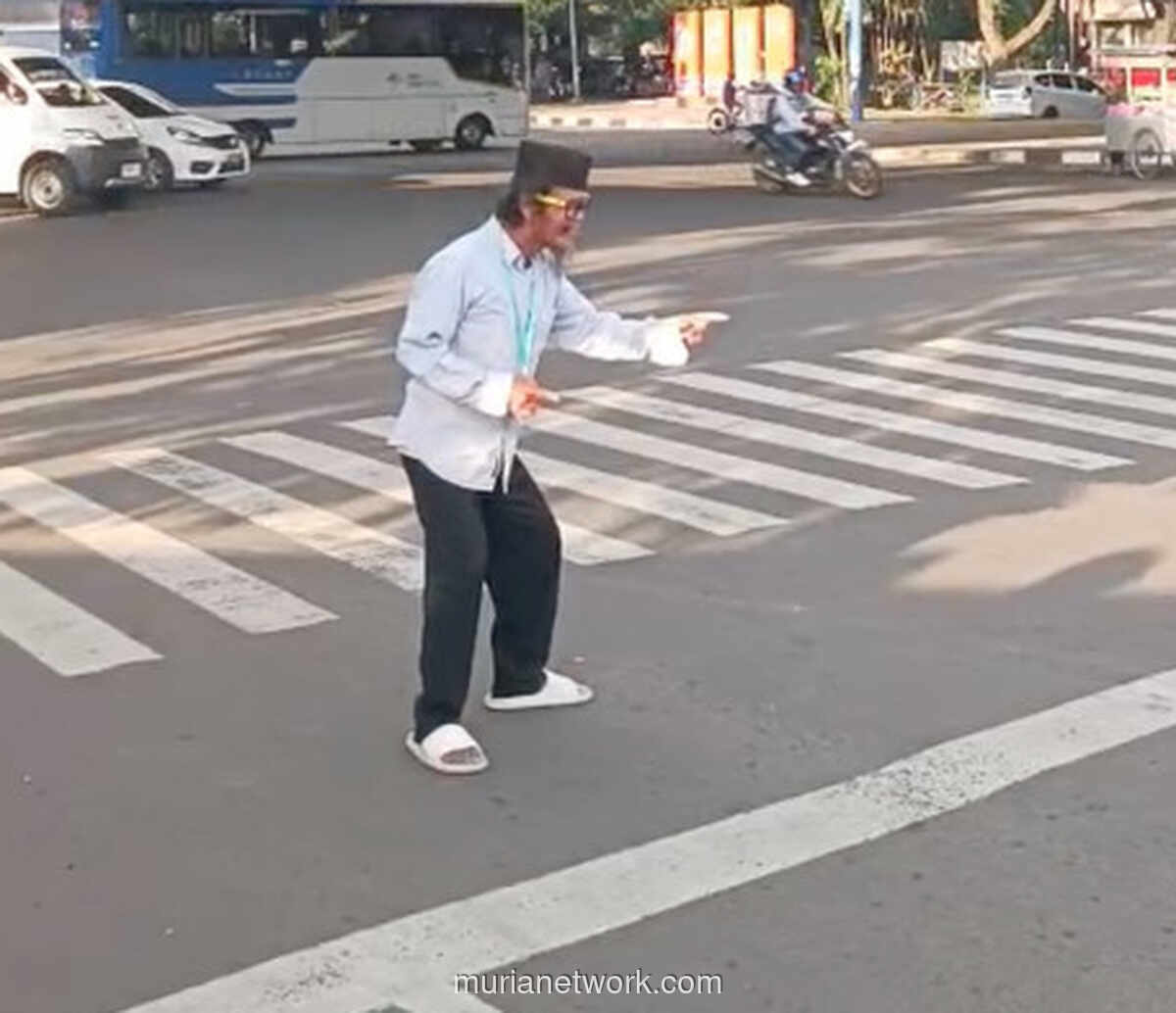 Di Balik Goyangan dan Lagu, Kisah Abah Rudi Bertahan Hidup di Simpang Dago