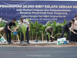 Imigrasi Bagi-Bagi Bibit Kelapa dan Sembako di Hari Bakti ke-76