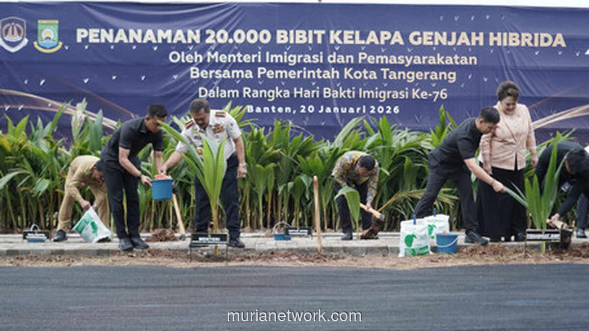 Imigrasi Bagi-Bagi Bibit Kelapa dan Sembako di Hari Bakti ke-76