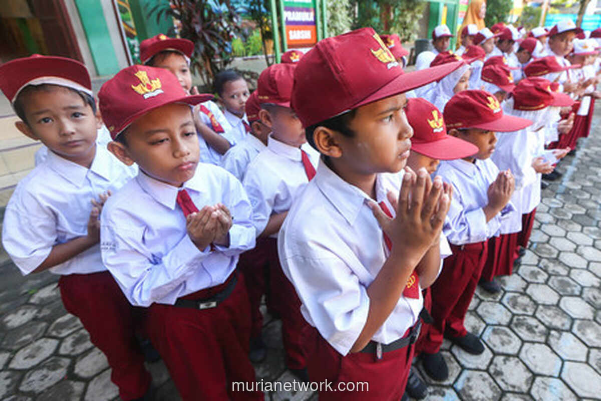 Di Tengah Reruntuhan, Semangat Belajar Tetap Menyala di Hari Pertama Sekolah