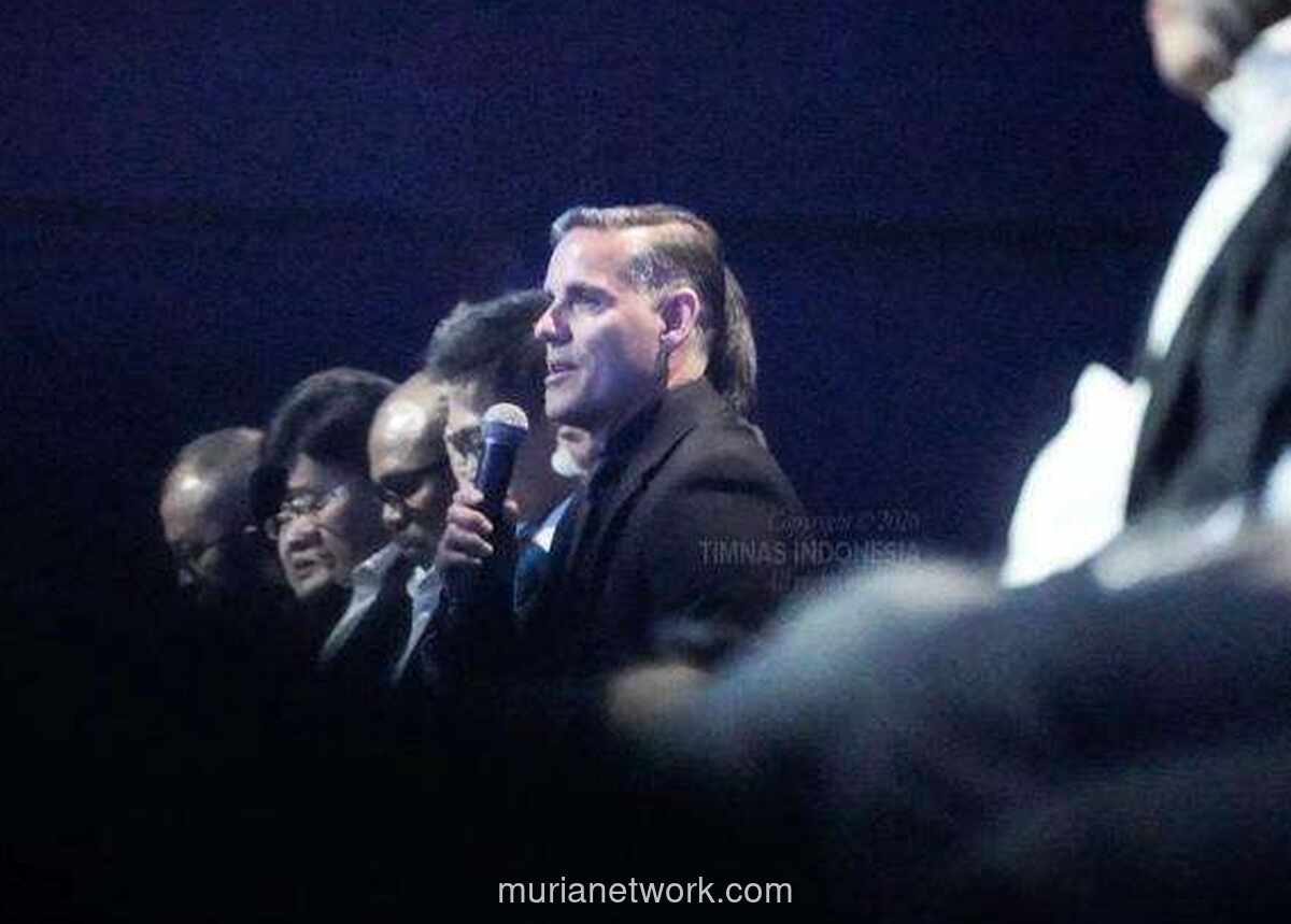 Herdman Terpukau Atmosfer GBUs, Saksikan Langsung Ganasnya Liga Indonesia