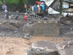 Banjir Bandang Porak-Porandakan Kawasan Wisata Guci, Akses Utama Terputus