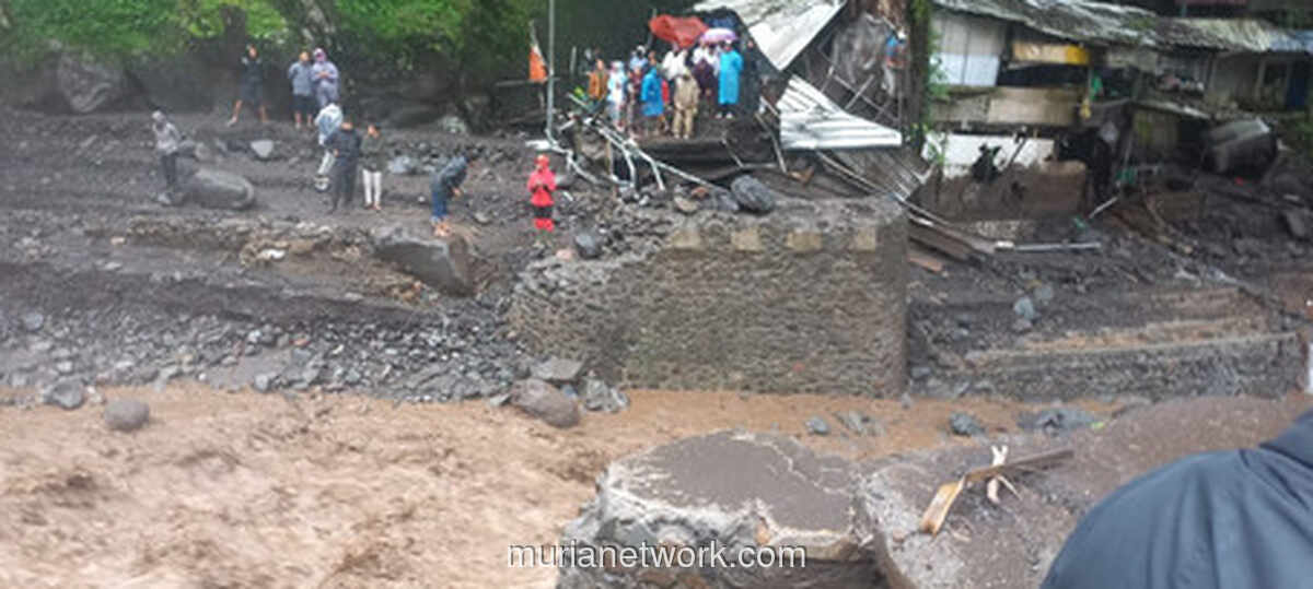 Banjir Bandang Porak-Porandakan Kawasan Wisata Guci, Akses Utama Terputus