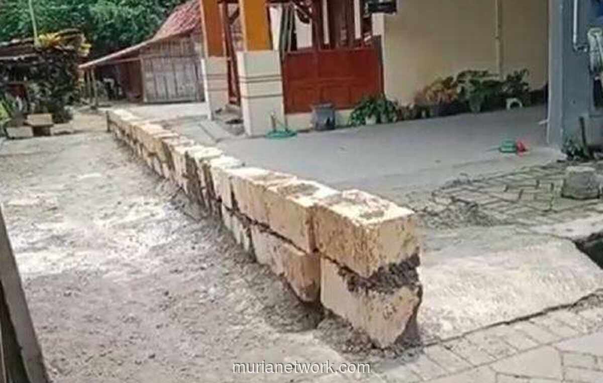 Warga Blora Blokir Jalan Desa dengan Batu Bata, Protes Lahan Tergerus
