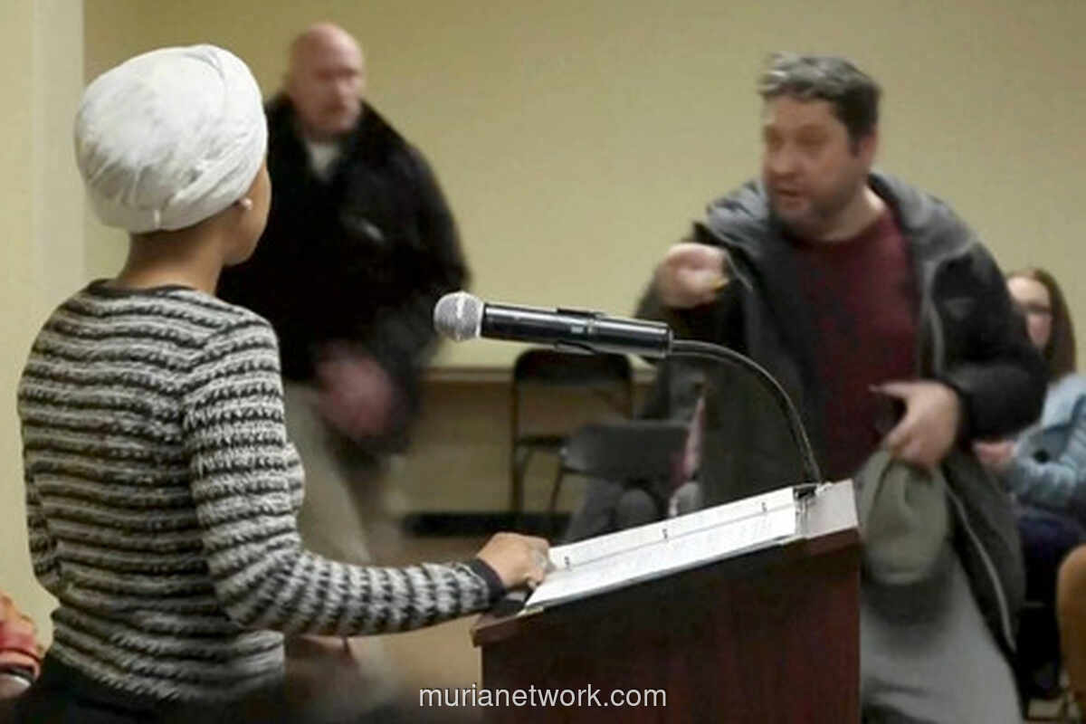 Cairan Berbau Tajam Disemprotkan ke Ilhan Omar di Tengah Acara Town Hall