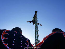 Pemadam Kebakaran Edo Pamerkan Akrobatik di Atas Menara Bambu