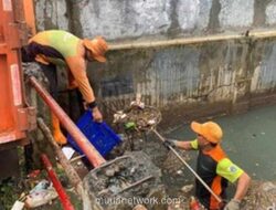 Warga Petogogan Bersihkan Sisa Banjir, Genangan Terakhir Bertahan di Pulo Raya