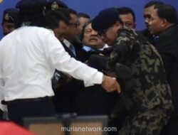 Menteri Trenggono Jatuh Saat Pimpin Pelepasan Jenazah Korban Kecelakaan Pesawat