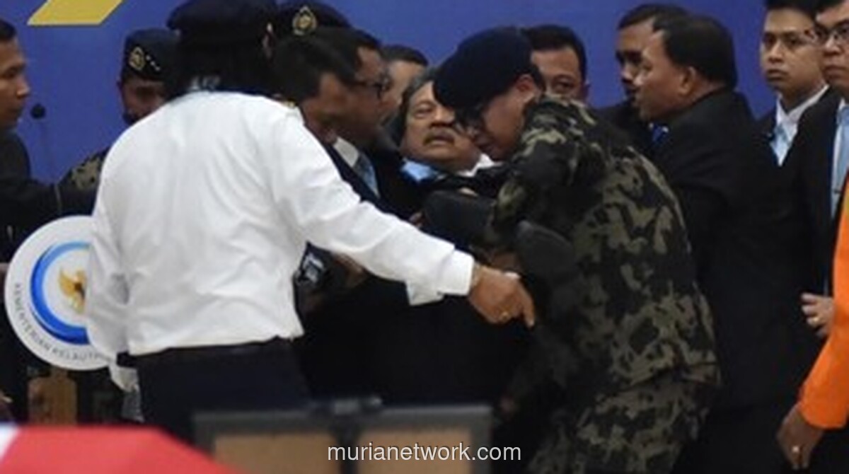 Menteri Trenggono Jatuh Saat Pimpin Pelepasan Jenazah Korban Kecelakaan Pesawat